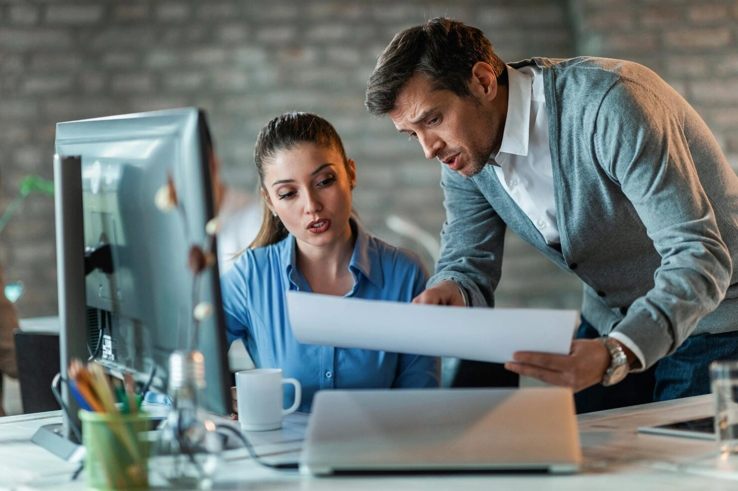 Support team responding quickly to a website issue on a help desk